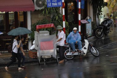 Bisiklet ve turistler 7 Mayıs 2020 'de Hoan Kiem Gölü' nün ve Hanoi 'nin eski mahallesinin güzelliğinin tadını çıkarıyorlar..