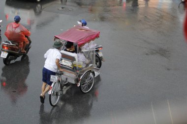 Bisiklet ve turistler 7 Mayıs 2020 'de Hoan Kiem Gölü' nün ve Hanoi 'nin eski mahallesinin güzelliğinin tadını çıkarıyorlar..