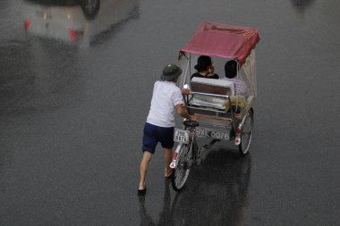 Bisiklet ve turistler 7 Mayıs 2020 'de Hoan Kiem Gölü' nün ve Hanoi 'nin eski mahallesinin güzelliğinin tadını çıkarıyorlar..