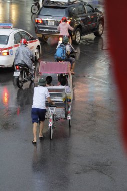 Bisiklet ve turistler 7 Mayıs 2020 'de Hoan Kiem Gölü' nün ve Hanoi 'nin eski mahallesinin güzelliğinin tadını çıkarıyorlar..