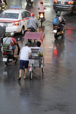Bisiklet ve turistler 7 Mayıs 2020 'de Hoan Kiem Gölü' nün ve Hanoi 'nin eski mahallesinin güzelliğinin tadını çıkarıyorlar..