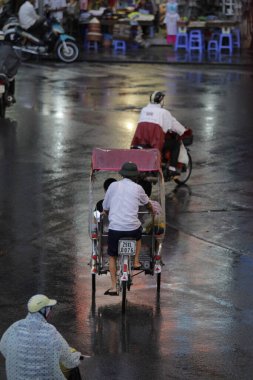 Bisiklet ve turistler 7 Mayıs 2020 'de Hoan Kiem Gölü' nün ve Hanoi 'nin eski mahallesinin güzelliğinin tadını çıkarıyorlar..