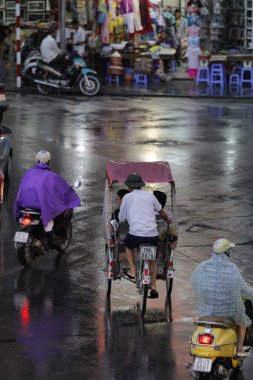 Bisiklet ve turistler 7 Mayıs 2020 'de Hoan Kiem Gölü' nün ve Hanoi 'nin eski mahallesinin güzelliğinin tadını çıkarıyorlar..