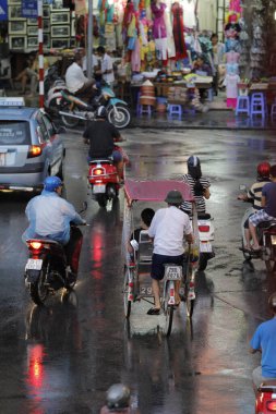 Bisiklet ve turistler 7 Mayıs 2020 'de Hoan Kiem Gölü' nün ve Hanoi 'nin eski mahallesinin güzelliğinin tadını çıkarıyorlar..