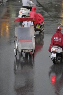 Bisiklet ve turistler 7 Mayıs 2020 'de Hoan Kiem Gölü' nün ve Hanoi 'nin eski mahallesinin güzelliğinin tadını çıkarıyorlar..