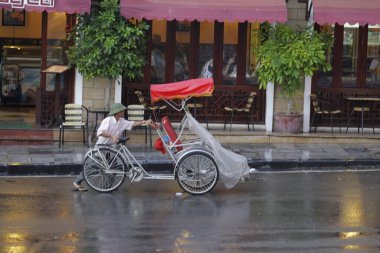 Bisiklet ve turistler 7 Mayıs 2020 'de Hoan Kiem Gölü' nün ve Hanoi 'nin eski mahallesinin güzelliğinin tadını çıkarıyorlar..