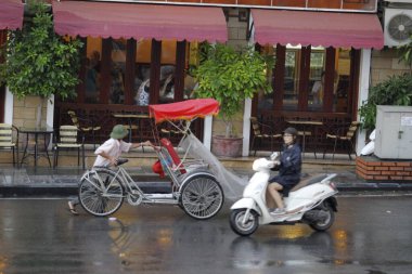Bisiklet ve turistler 7 Mayıs 2020 'de Hoan Kiem Gölü' nün ve Hanoi 'nin eski mahallesinin güzelliğinin tadını çıkarıyorlar..