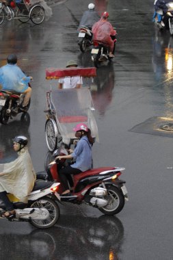 Bisiklet ve turistler 7 Mayıs 2020 'de Hoan Kiem Gölü' nün ve Hanoi 'nin eski mahallesinin güzelliğinin tadını çıkarıyorlar..