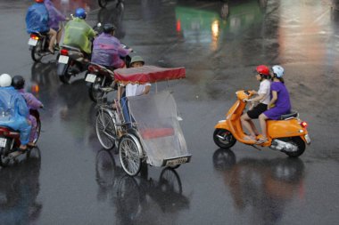 Bisiklet ve turistler 7 Mayıs 2020 'de Hoan Kiem Gölü' nün ve Hanoi 'nin eski mahallesinin güzelliğinin tadını çıkarıyorlar..