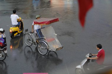 Bisiklet ve turistler 7 Mayıs 2020 'de Hoan Kiem Gölü' nün ve Hanoi 'nin eski mahallesinin güzelliğinin tadını çıkarıyorlar..