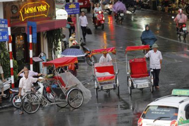 Bisiklet ve turistler 7 Mayıs 2020 'de Hoan Kiem Gölü' nün ve Hanoi 'nin eski mahallesinin güzelliğinin tadını çıkarıyorlar..