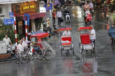 Bisiklet ve turistler 7 Mayıs 2020 'de Hoan Kiem Gölü' nün ve Hanoi 'nin eski mahallesinin güzelliğinin tadını çıkarıyorlar..