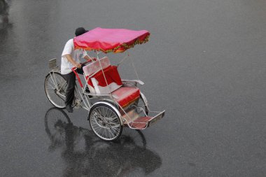 Bisiklet ve turistler 7 Mayıs 2020 'de Hoan Kiem Gölü' nün ve Hanoi 'nin eski mahallesinin güzelliğinin tadını çıkarıyorlar..