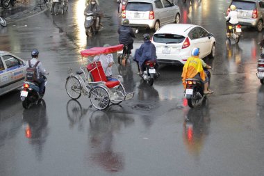 Bisiklet ve turistler 7 Mayıs 2020 'de Hoan Kiem Gölü' nün ve Hanoi 'nin eski mahallesinin güzelliğinin tadını çıkarıyorlar..