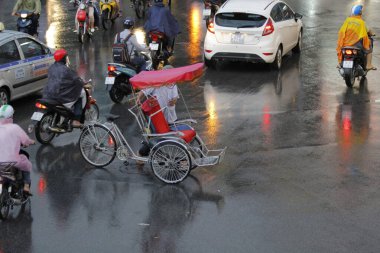 Bisiklet ve turistler 7 Mayıs 2020 'de Hoan Kiem Gölü' nün ve Hanoi 'nin eski mahallesinin güzelliğinin tadını çıkarıyorlar..