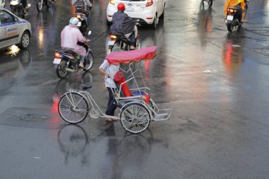 Bisiklet ve turistler 7 Mayıs 2020 'de Hoan Kiem Gölü' nün ve Hanoi 'nin eski mahallesinin güzelliğinin tadını çıkarıyorlar..