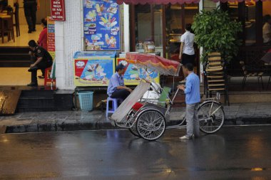 Bisiklet ve turistler 7 Mayıs 2020 'de Hoan Kiem Gölü' nün ve Hanoi 'nin eski mahallesinin güzelliğinin tadını çıkarıyorlar..
