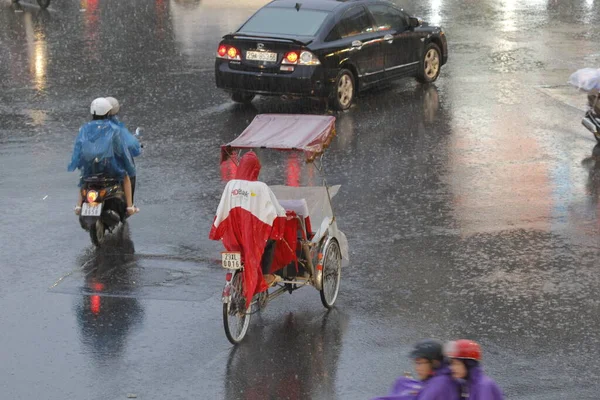 Bisiklet ve turistler 7 Mayıs 2020 'de Hoan Kiem Gölü' nün ve Hanoi 'nin eski mahallesinin güzelliğinin tadını çıkarıyorlar..