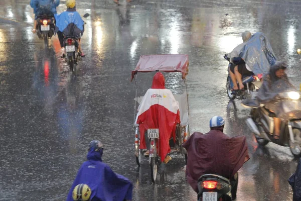 Bisiklet ve turistler 7 Mayıs 2020 'de Hoan Kiem Gölü' nün ve Hanoi 'nin eski mahallesinin güzelliğinin tadını çıkarıyorlar..