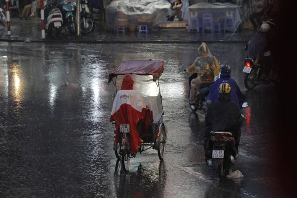 Bisiklet ve turistler 7 Mayıs 2020 'de Hoan Kiem Gölü' nün ve Hanoi 'nin eski mahallesinin güzelliğinin tadını çıkarıyorlar..