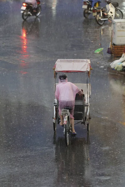 Bisiklet ve turistler 7 Mayıs 2020 'de Hoan Kiem Gölü' nün ve Hanoi 'nin eski mahallesinin güzelliğinin tadını çıkarıyorlar..