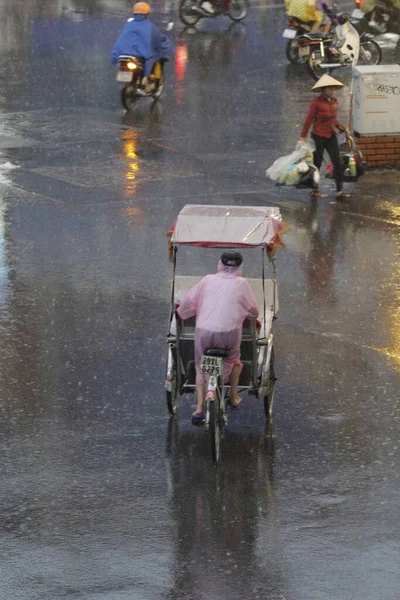 Bisiklet ve turistler 7 Mayıs 2020 'de Hoan Kiem Gölü' nün ve Hanoi 'nin eski mahallesinin güzelliğinin tadını çıkarıyorlar..