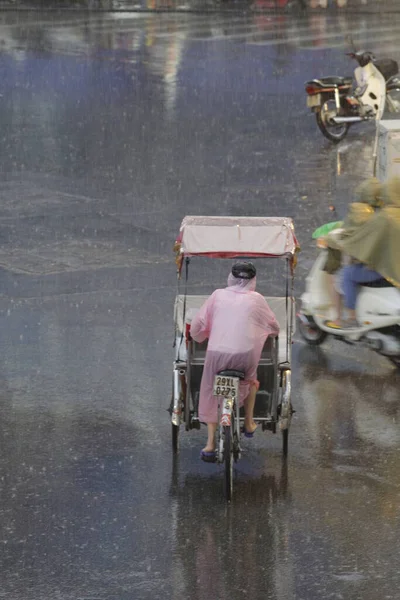 Bisiklet ve turistler 7 Mayıs 2020 'de Hoan Kiem Gölü' nün ve Hanoi 'nin eski mahallesinin güzelliğinin tadını çıkarıyorlar..