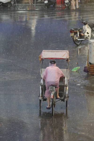 Bisiklet ve turistler 7 Mayıs 2020 'de Hoan Kiem Gölü' nün ve Hanoi 'nin eski mahallesinin güzelliğinin tadını çıkarıyorlar..