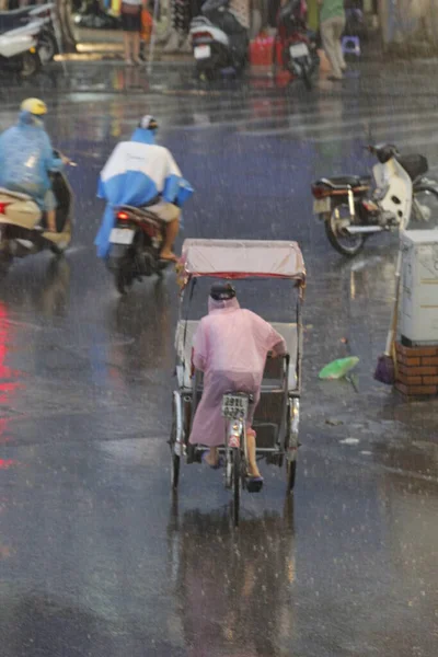 Bisiklet ve turistler 7 Mayıs 2020 'de Hoan Kiem Gölü' nün ve Hanoi 'nin eski mahallesinin güzelliğinin tadını çıkarıyorlar..