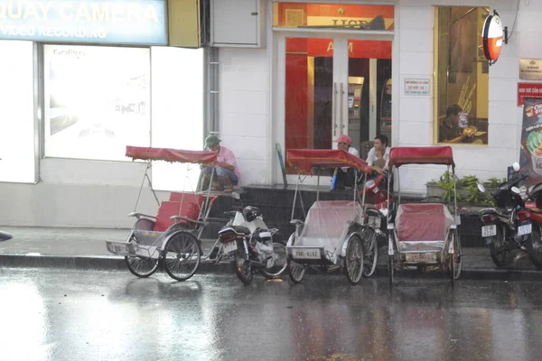 Bisiklet ve turistler 7 Mayıs 2020 'de Hoan Kiem Gölü' nün ve Hanoi 'nin eski mahallesinin güzelliğinin tadını çıkarıyorlar..