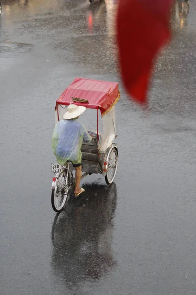 Cyclo Och Turister Njuter Skönheten Hoan Kiem Sjön Och Hanoi — Stockfoto