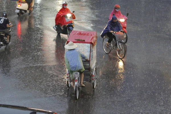 Bisiklet ve turistler 7 Mayıs 2020 'de Hoan Kiem Gölü' nün ve Hanoi 'nin eski mahallesinin güzelliğinin tadını çıkarıyorlar..