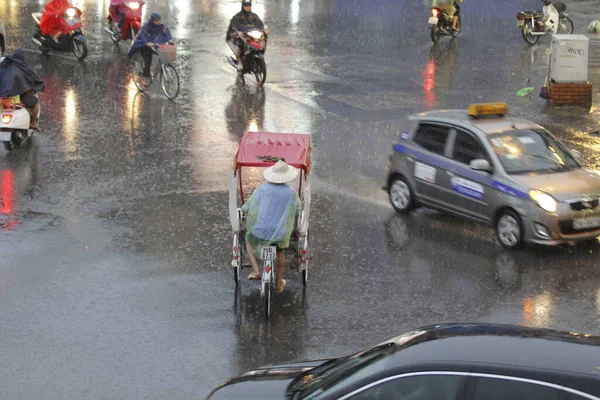 Cyclo Och Turister Njuter Skönheten Hoan Kiem Sjön Och Hanoi — Stockfoto