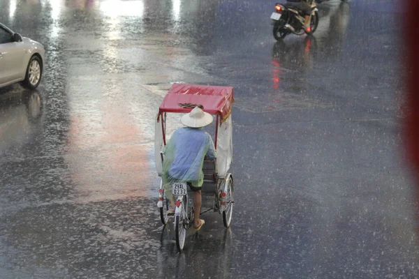 Bisiklet ve turistler 7 Mayıs 2020 'de Hoan Kiem Gölü' nün ve Hanoi 'nin eski mahallesinin güzelliğinin tadını çıkarıyorlar..