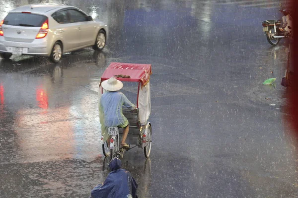 Bisiklet ve turistler 7 Mayıs 2020 'de Hoan Kiem Gölü' nün ve Hanoi 'nin eski mahallesinin güzelliğinin tadını çıkarıyorlar..