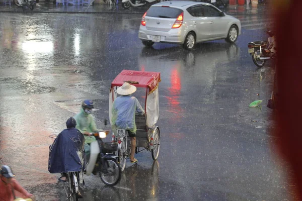 Cyclo Och Turister Njuter Skönheten Hoan Kiem Sjön Och Hanoi — Stockfoto