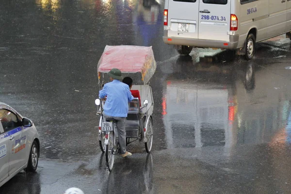 Bisiklet ve turistler 7 Mayıs 2020 'de Hoan Kiem Gölü' nün ve Hanoi 'nin eski mahallesinin güzelliğinin tadını çıkarıyorlar..
