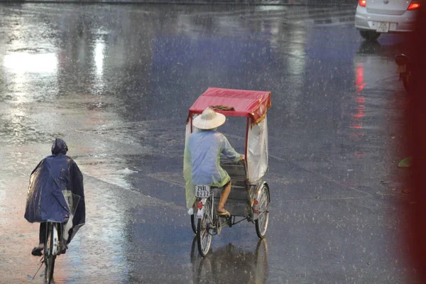 Bisiklet ve turistler 7 Mayıs 2020 'de Hoan Kiem Gölü' nün ve Hanoi 'nin eski mahallesinin güzelliğinin tadını çıkarıyorlar..