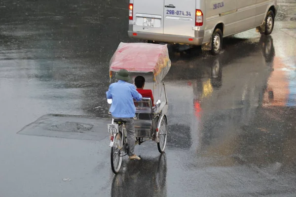 Bisiklet ve turistler 7 Mayıs 2020 'de Hoan Kiem Gölü' nün ve Hanoi 'nin eski mahallesinin güzelliğinin tadını çıkarıyorlar..