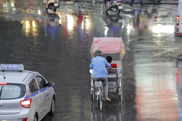 Bisiklet ve turistler 7 Mayıs 2020 'de Hoan Kiem Gölü' nün ve Hanoi 'nin eski mahallesinin güzelliğinin tadını çıkarıyorlar..