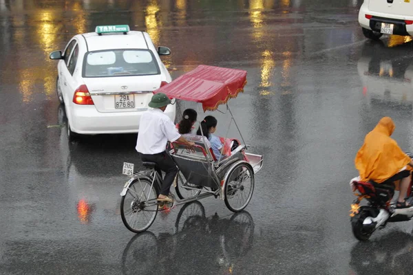 Bisiklet ve turistler 7 Mayıs 2020 'de Hoan Kiem Gölü' nün ve Hanoi 'nin eski mahallesinin güzelliğinin tadını çıkarıyorlar..