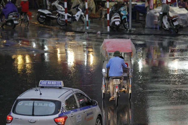 Bisiklet ve turistler 7 Mayıs 2020 'de Hoan Kiem Gölü' nün ve Hanoi 'nin eski mahallesinin güzelliğinin tadını çıkarıyorlar..