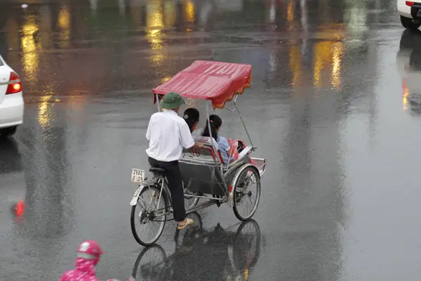 Bisiklet ve turistler 7 Mayıs 2020 'de Hoan Kiem Gölü' nün ve Hanoi 'nin eski mahallesinin güzelliğinin tadını çıkarıyorlar..