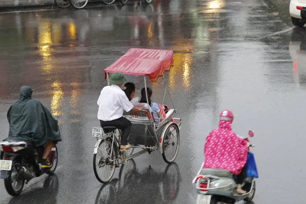 Bisiklet ve turistler 7 Mayıs 2020 'de Hoan Kiem Gölü' nün ve Hanoi 'nin eski mahallesinin güzelliğinin tadını çıkarıyorlar..