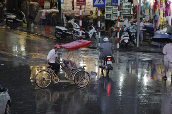 Bisiklet ve turistler 7 Mayıs 2020 'de Hoan Kiem Gölü' nün ve Hanoi 'nin eski mahallesinin güzelliğinin tadını çıkarıyorlar..