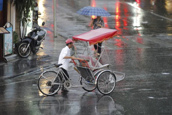 サイクロと観光客は2020年5月7日の夏の日にホアンキエム湖とハノイ旧市街の美しさを楽しんでいます — ストック写真