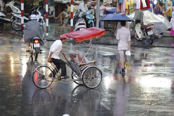 Cyclo Tourists Enjoying Beauty Hoan Kiem Lake Hanoi Old Quarter — стоковое фото