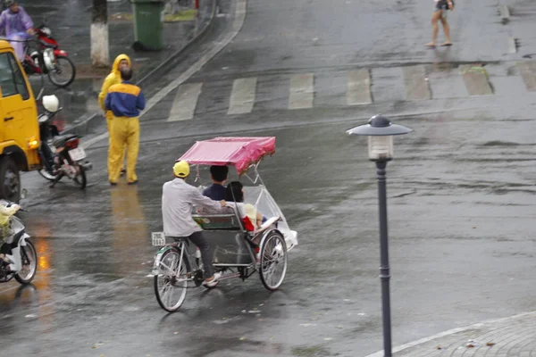 Bisiklet ve turistler 7 Mayıs 2020 'de Hoan Kiem Gölü' nün ve Hanoi 'nin eski mahallesinin güzelliğinin tadını çıkarıyorlar..