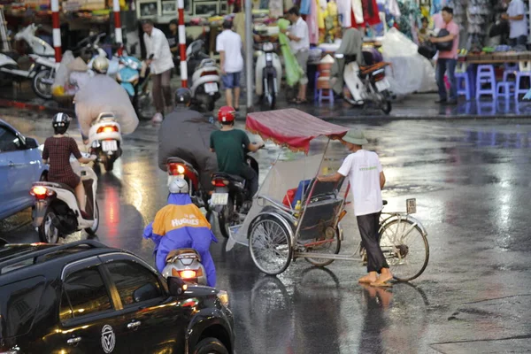 Bisiklet ve turistler 7 Mayıs 2020 'de Hoan Kiem Gölü' nün ve Hanoi 'nin eski mahallesinin güzelliğinin tadını çıkarıyorlar..