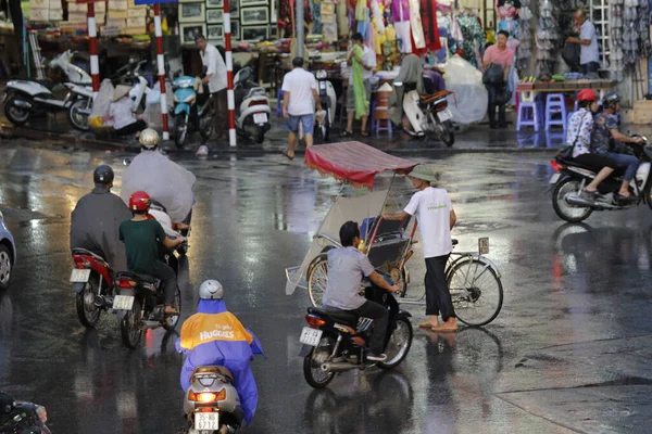Bisiklet ve turistler 7 Mayıs 2020 'de Hoan Kiem Gölü' nün ve Hanoi 'nin eski mahallesinin güzelliğinin tadını çıkarıyorlar..